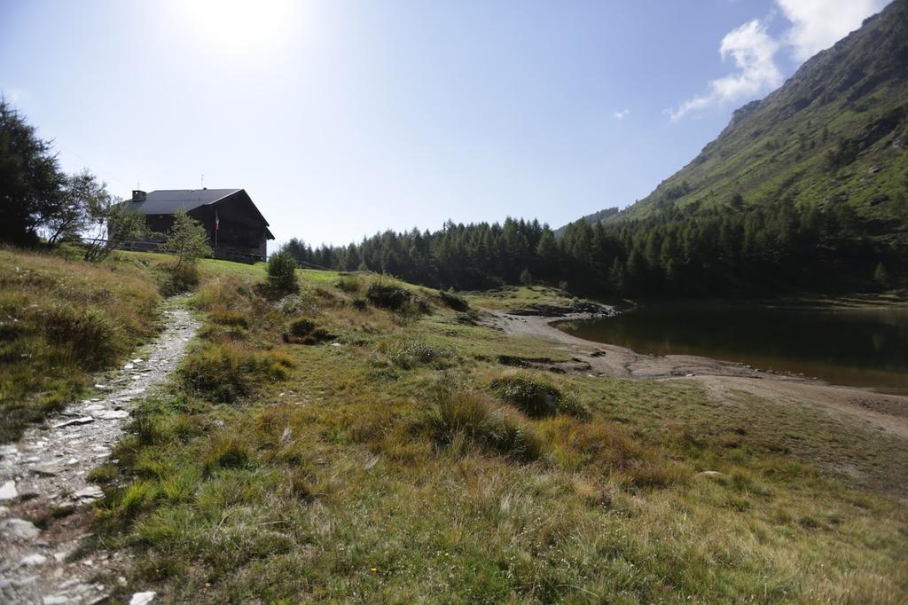Rifugio Al Lago Del Mortirolo In Inverno Raggiungibile Solo A Piedi Monno Eksteriør bilde