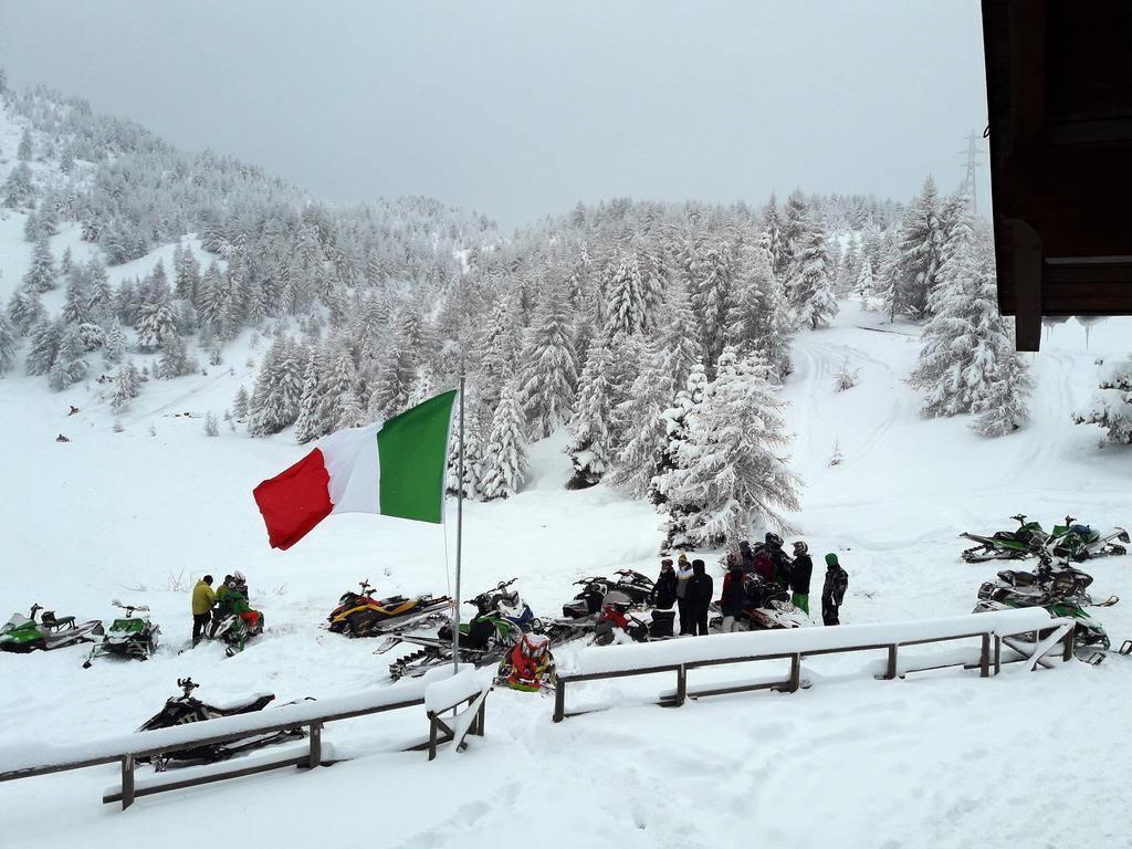 Rifugio Al Lago Del Mortirolo In Inverno Raggiungibile Solo A Piedi Monno Eksteriør bilde