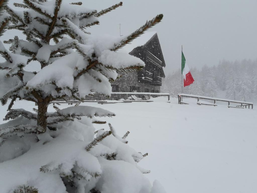 Rifugio Al Lago Del Mortirolo In Inverno Raggiungibile Solo A Piedi Monno Eksteriør bilde