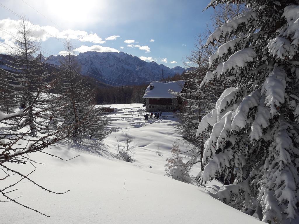 Rifugio Al Lago Del Mortirolo In Inverno Raggiungibile Solo A Piedi Monno Eksteriør bilde