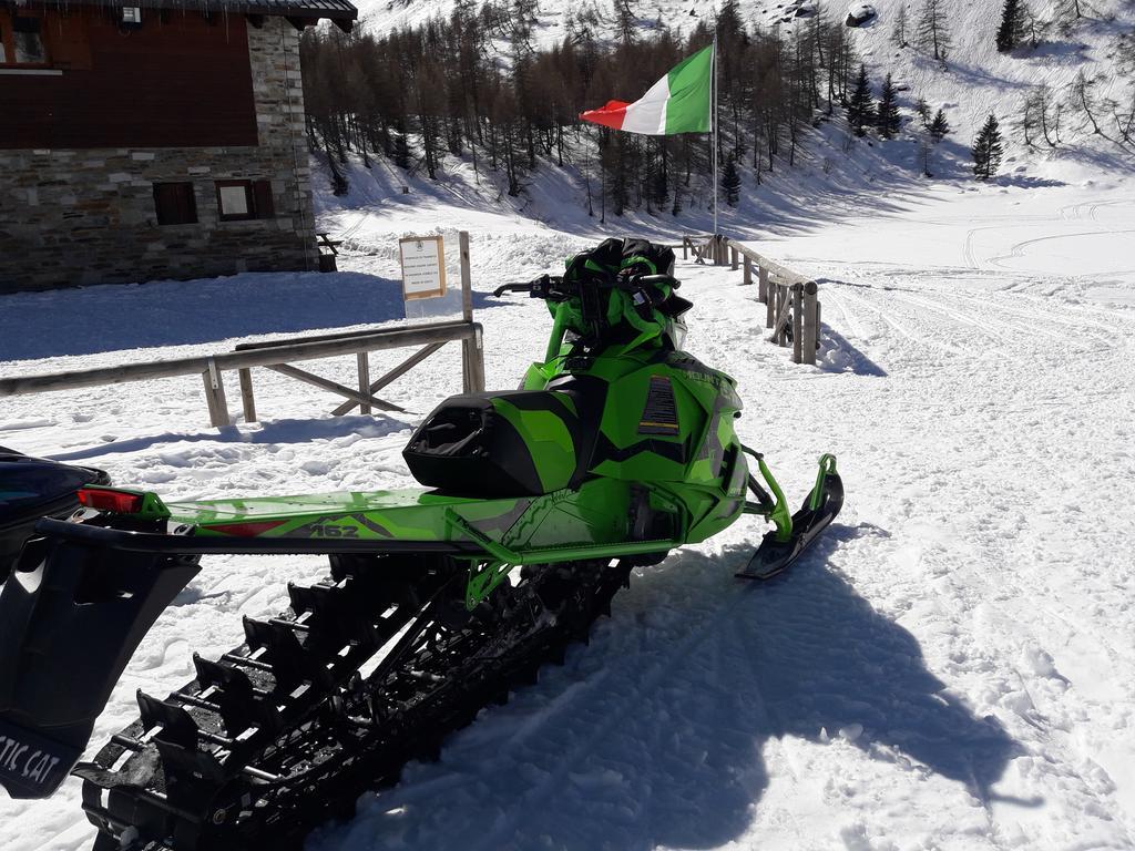 Rifugio Al Lago Del Mortirolo In Inverno Raggiungibile Solo A Piedi Monno Eksteriør bilde