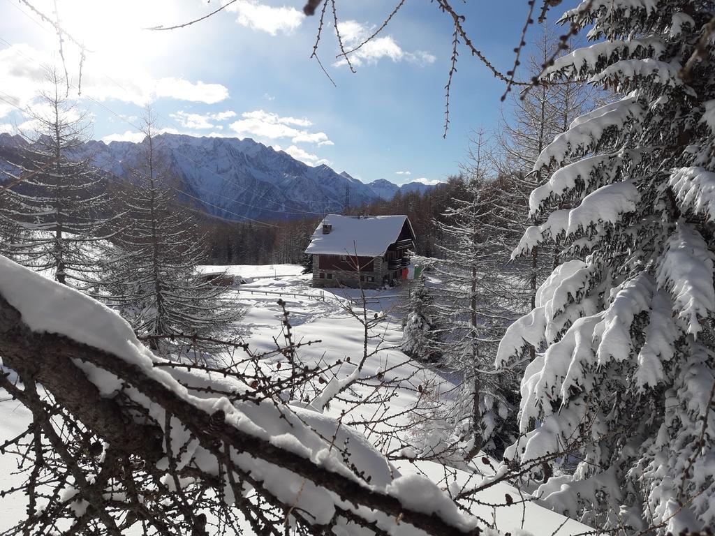 Rifugio Al Lago Del Mortirolo In Inverno Raggiungibile Solo A Piedi Monno Eksteriør bilde