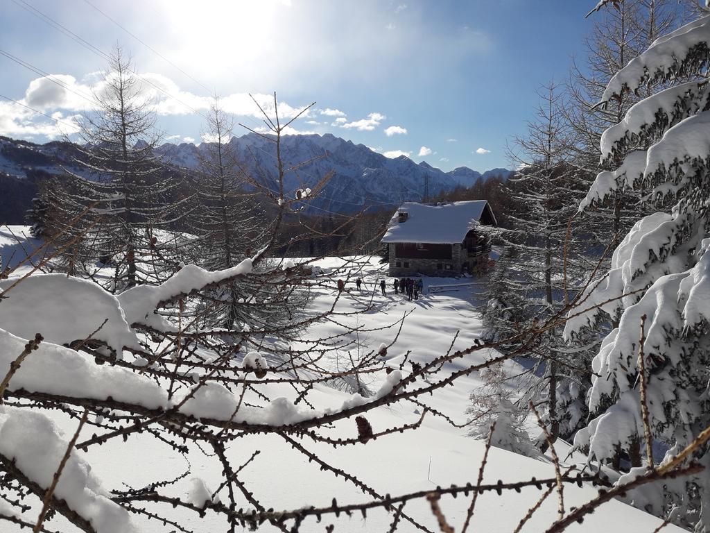 Rifugio Al Lago Del Mortirolo In Inverno Raggiungibile Solo A Piedi Monno Eksteriør bilde