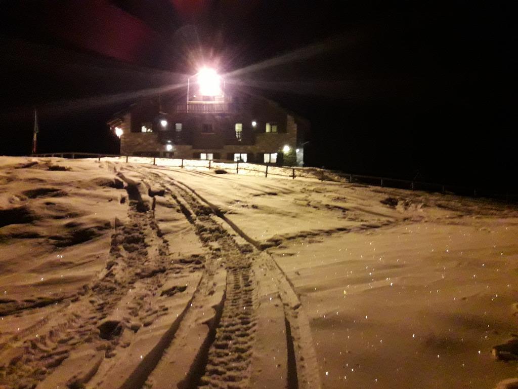 Rifugio Al Lago Del Mortirolo In Inverno Raggiungibile Solo A Piedi Monno Eksteriør bilde