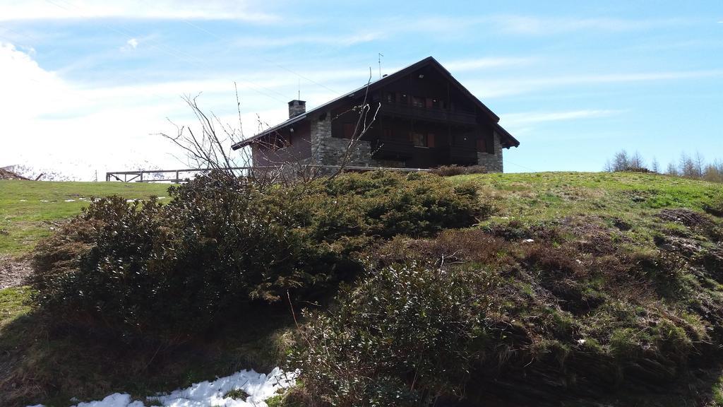 Rifugio Al Lago Del Mortirolo In Inverno Raggiungibile Solo A Piedi Monno Eksteriør bilde