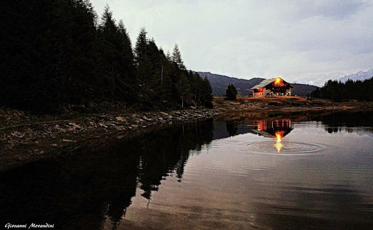 Rifugio Al Lago Del Mortirolo In Inverno Raggiungibile Solo A Piedi Monno Eksteriør bilde