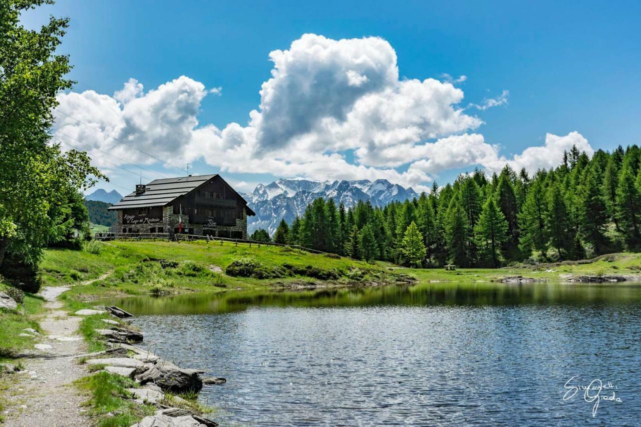 Rifugio Al Lago Del Mortirolo In Inverno Raggiungibile Solo A Piedi Monno Eksteriør bilde