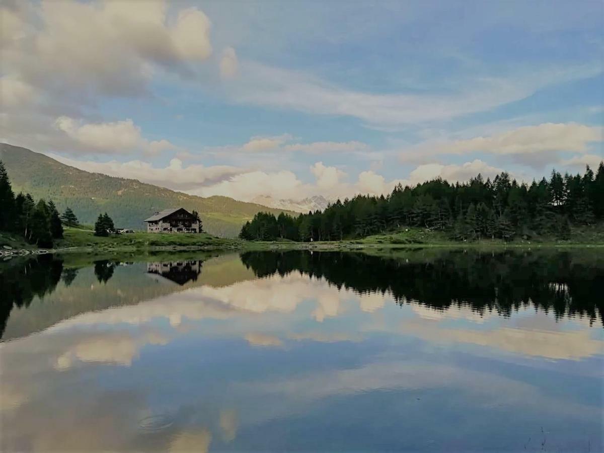 Rifugio Al Lago Del Mortirolo In Inverno Raggiungibile Solo A Piedi Monno Eksteriør bilde
