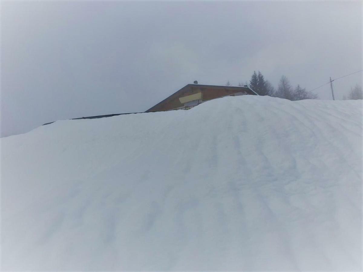Rifugio Al Lago Del Mortirolo In Inverno Raggiungibile Solo A Piedi Monno Eksteriør bilde