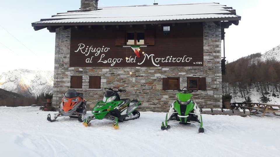 Rifugio Al Lago Del Mortirolo In Inverno Raggiungibile Solo A Piedi Monno Eksteriør bilde
